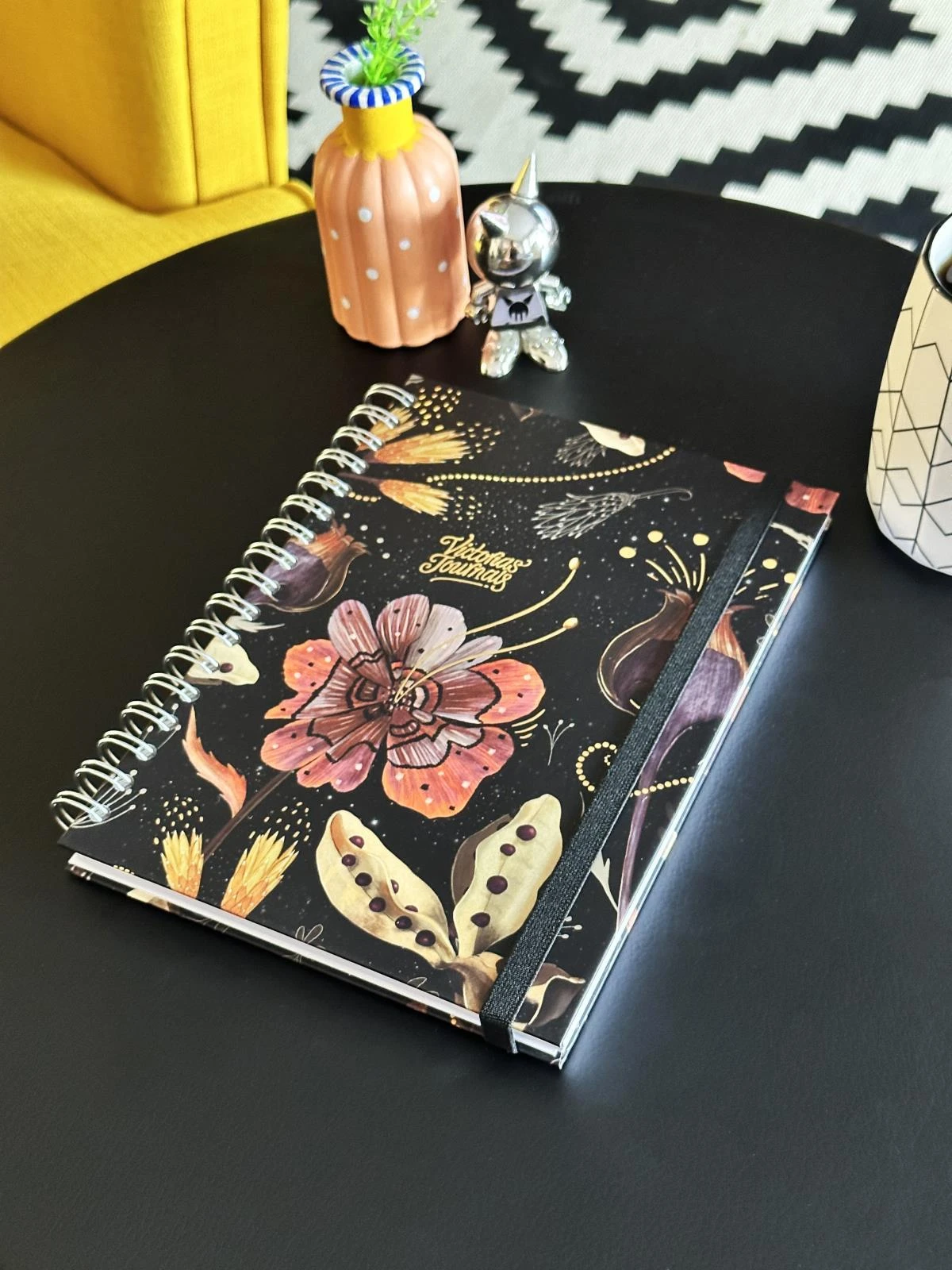 123-0061 Victoria's Journals Sert Kapaki Spiralli Defter 17x24 cm 90 gr. 96 Yaprak Çizgili