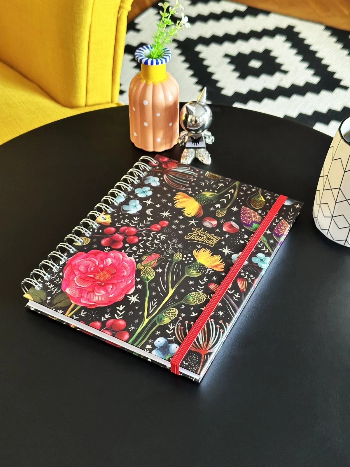 123-0062 Victoria's Journals Sert Kapaki Spiralli Defter 17x24 cm 90 gr. 96 Yaprak Çizgili