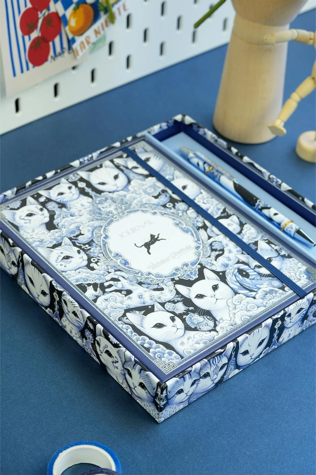 Victoria's Journals Kutulu Set, Sert kapak defter A5 100 gr. Ivory, Çizgili. Lastikli ve Metal Gövdeli Tükenmez Kalem. Hover