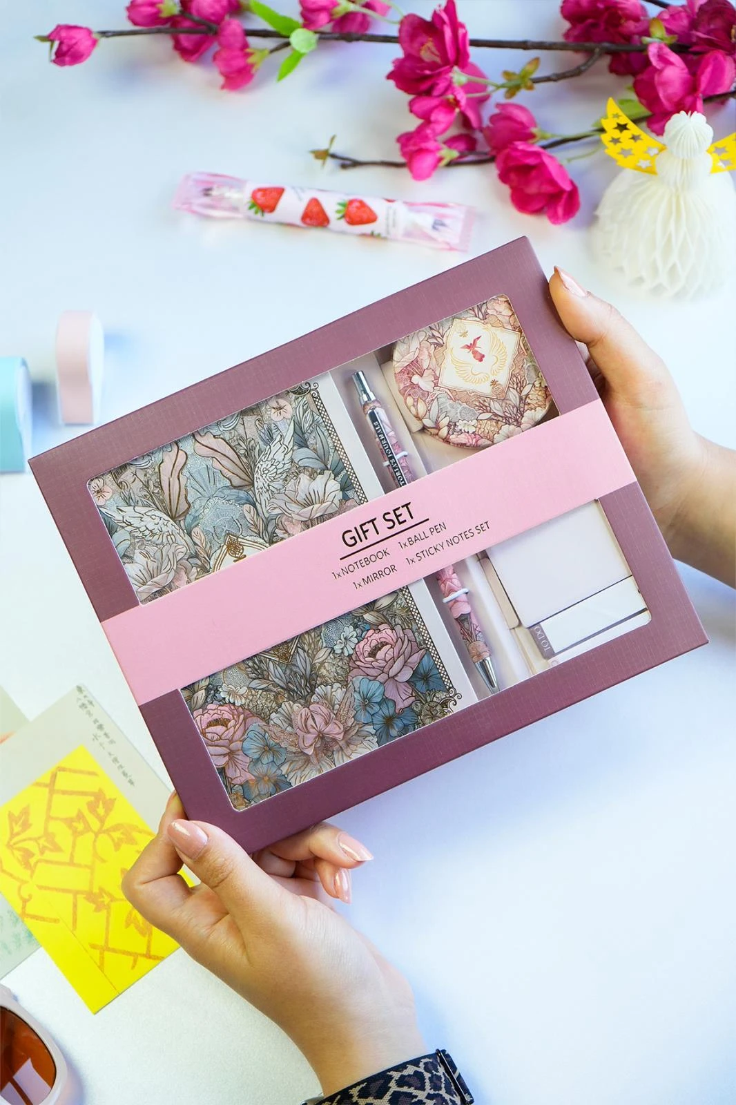 Victoria's Journals Kutulu Set, Sert Kapaklı Defter , Metal Gövdeli Tükenmez Kalem, Ayna ve 3 lü Post İt.