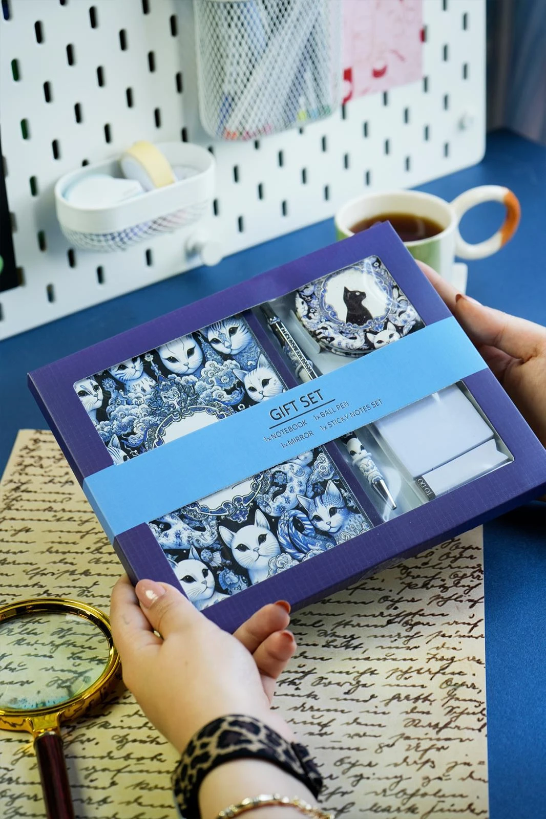 Victoria's Journals Kutulu Set, Sert Kapaklı Defter , Metal Gövdeli Tükenmez Kalem, Ayna ve 3 lü Post İt.
