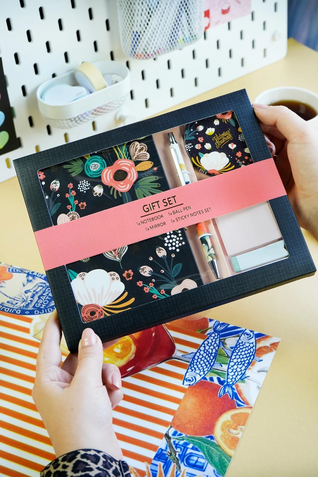Victoria's Journals Kutulu Set, Sert Kapaklı Defter , Metal Gövdeli Tükenmez Kalem, Ayna ve 3 lü Post İt.