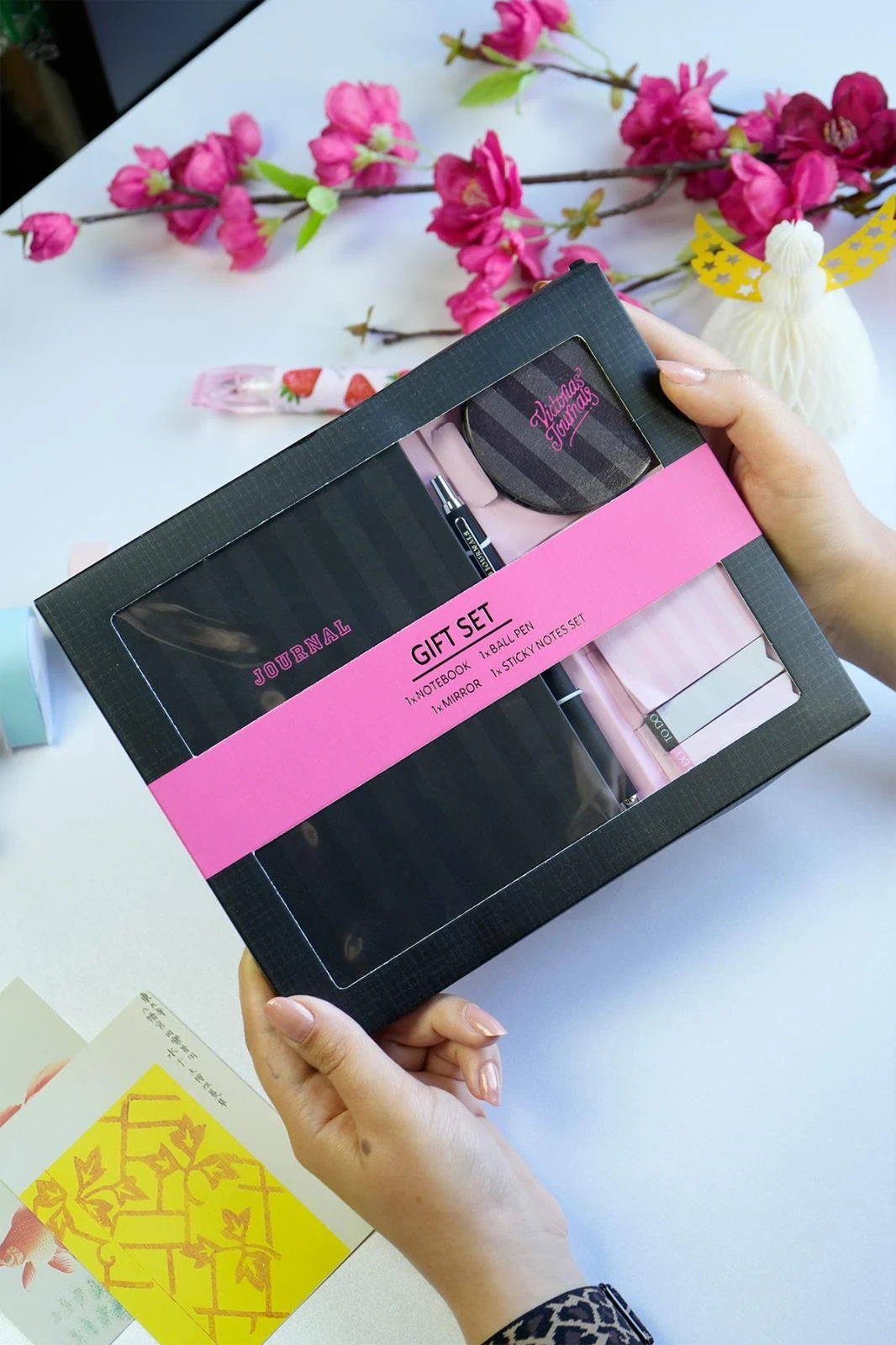 Victoria's Journals Kutulu Set, Sert Kapaklı Defter , Metal Gövdeli Tükenmez Kalem, Ayna ve 3 lü Post İt.