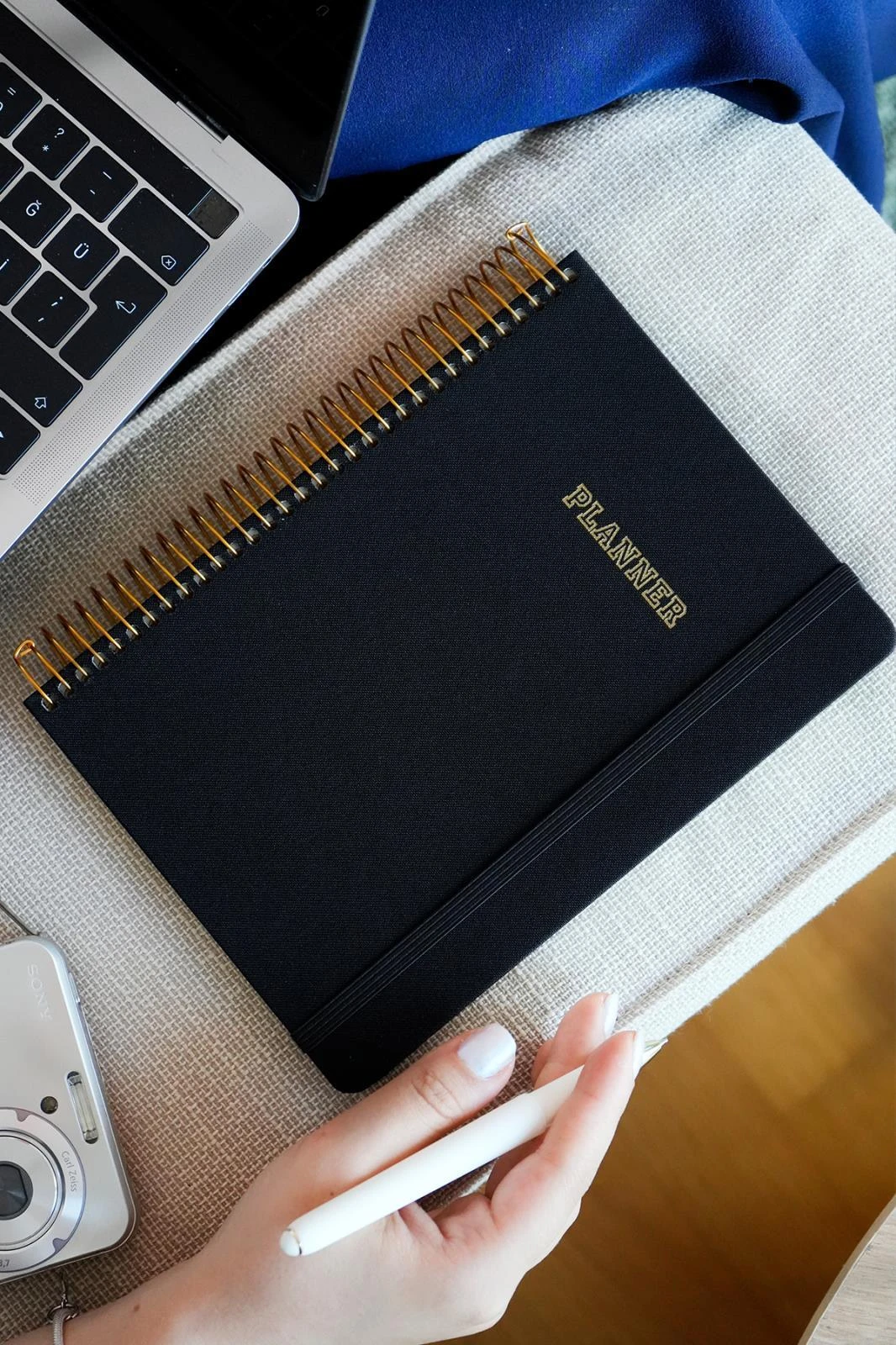 Victoria’s Journals Keten Sert Kapaklı Spiralli ,Cepli ve Lastikli  Tarihsiz Ajanda-Planlayıcı. A5.100 gr. Ivory. 224 sayfa Siyah
