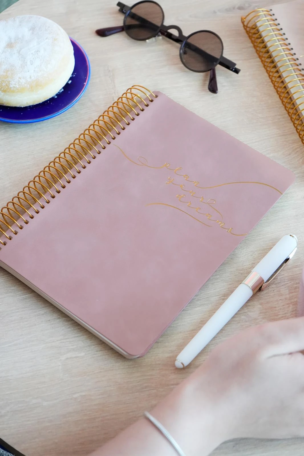 Victoria's Journals A5 Spiralli Vegan Deri Süresiz Planlayıcı Ajanda. 100 gr. Ivory. 224 sayfa. Pembe