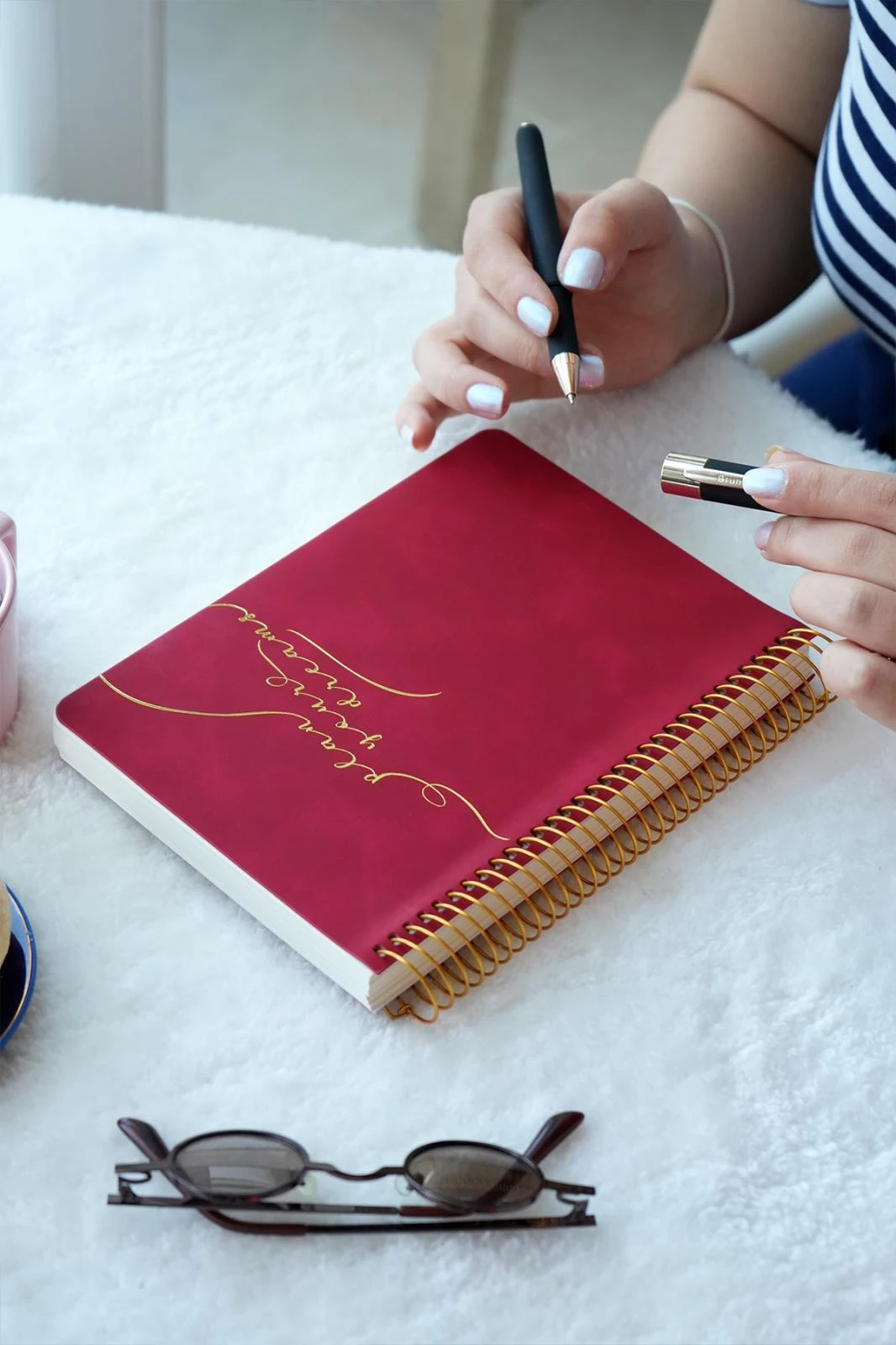 Victoria's Journals A5 Spiralli Vegan Deri Süresiz Planlayıcı Ajanda. 100 gr. Ivory. 224 sayfa. Kırmızı