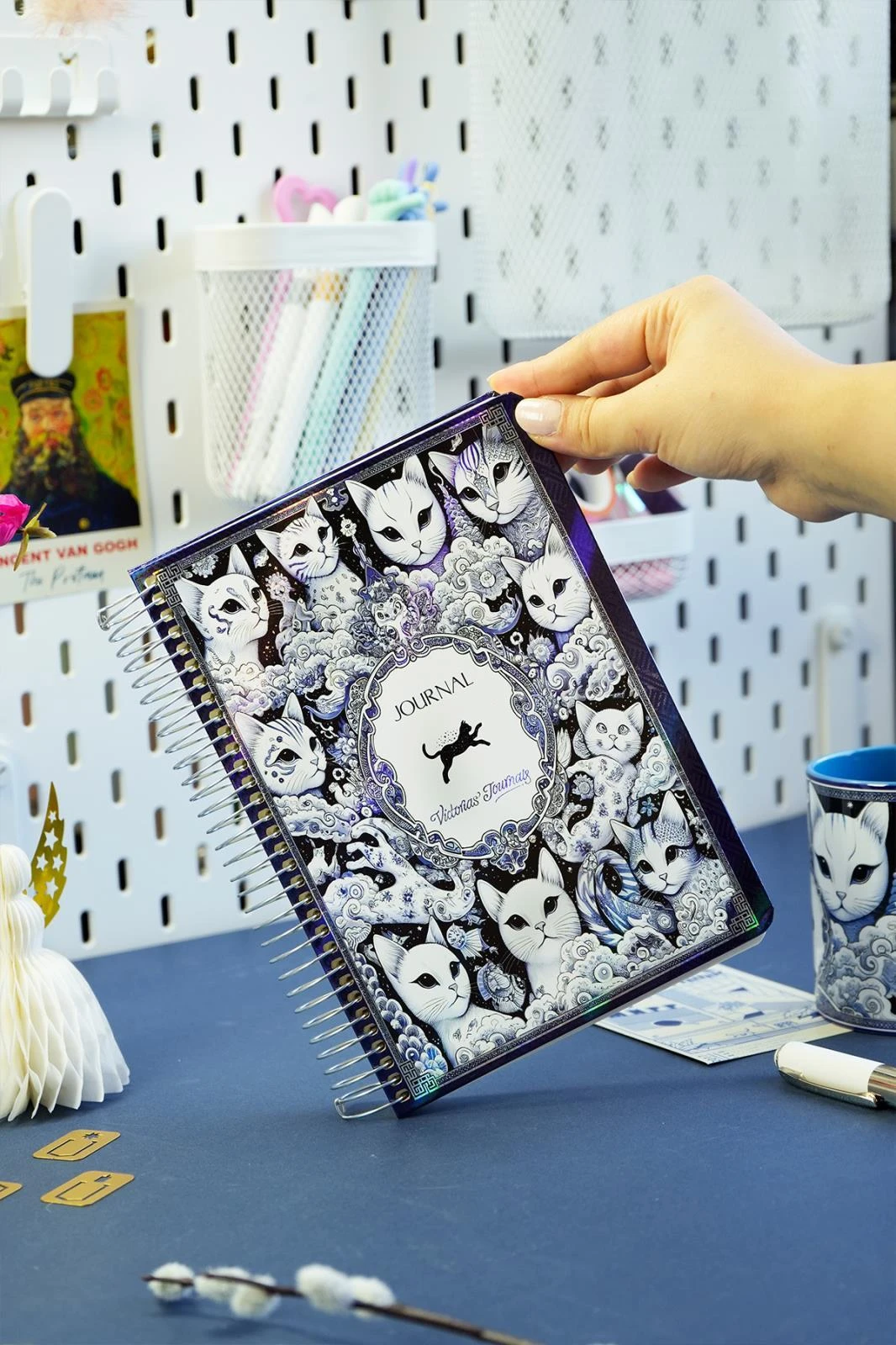 Victoria's Journals Sert Kapaklı Spiralli  Tarihsiz Ajanda-Planlayıcı. A5.100 gr. Ivory. 224 sayfa. Hover