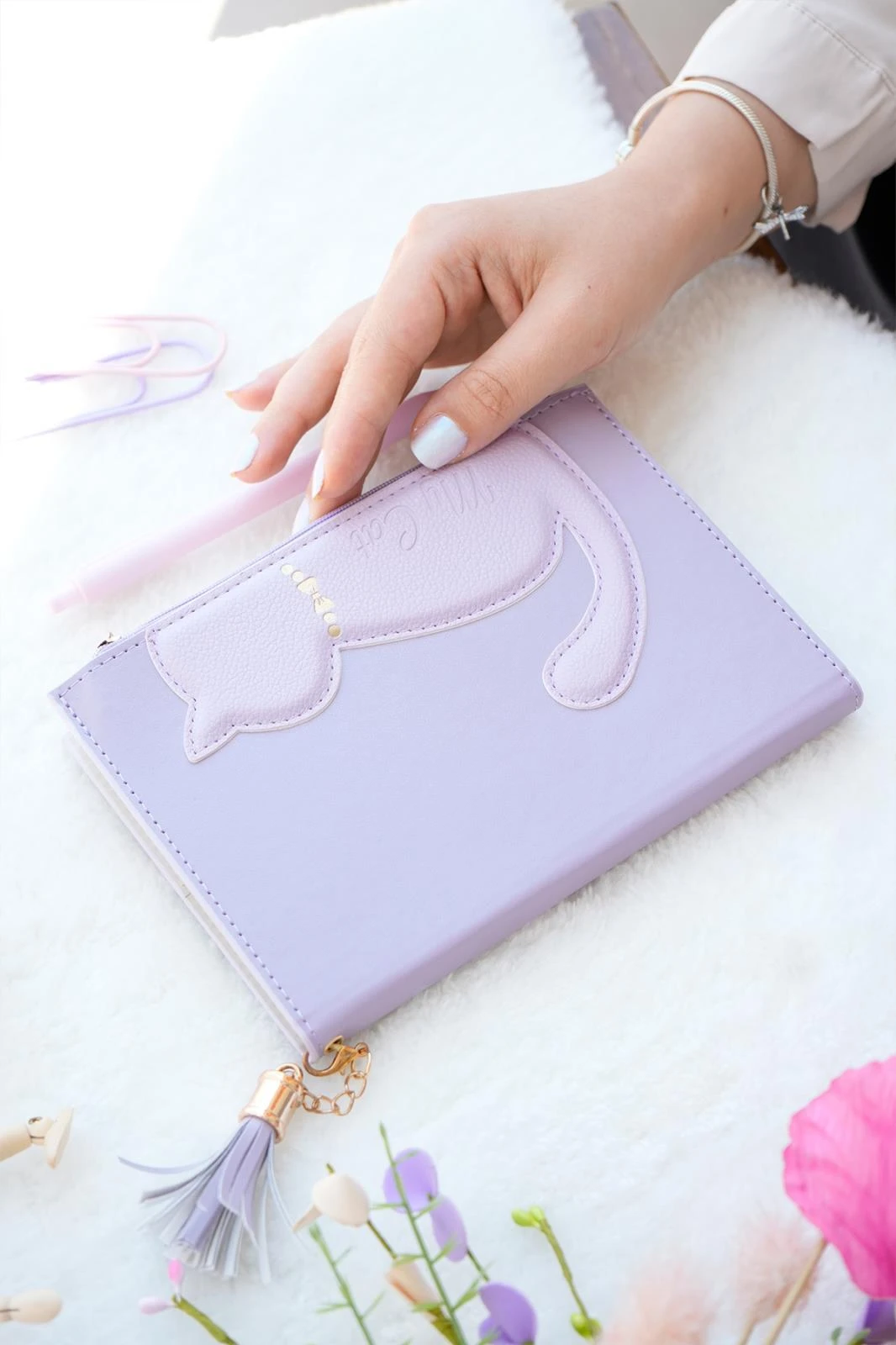 Victoria's Journals Kedili Geçmeli Vegan Kapaklı Defter 13x18 cm.100 gr. 160 sayfa.Cepli Fermuarlı. Lila