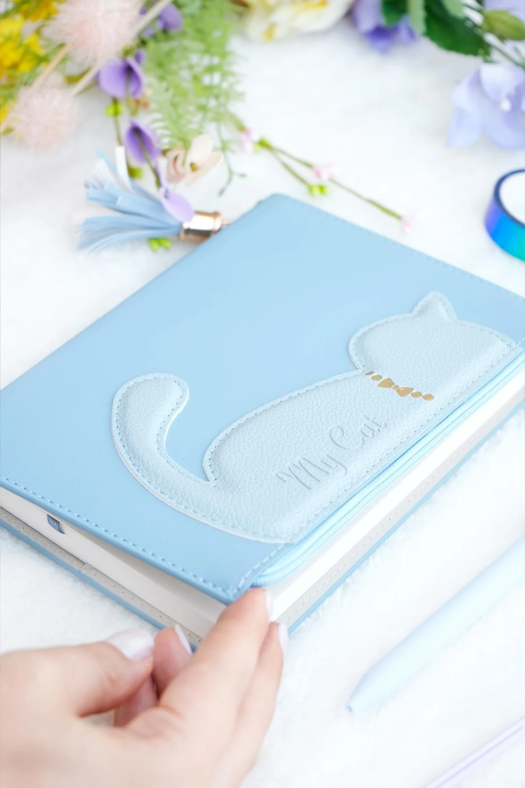 Victoria's Journals Kedili Geçmeli Vegan Kapaklı Defter 13x18 cm.100 gr. 160 sayfa.Cepli Fermuarlı.