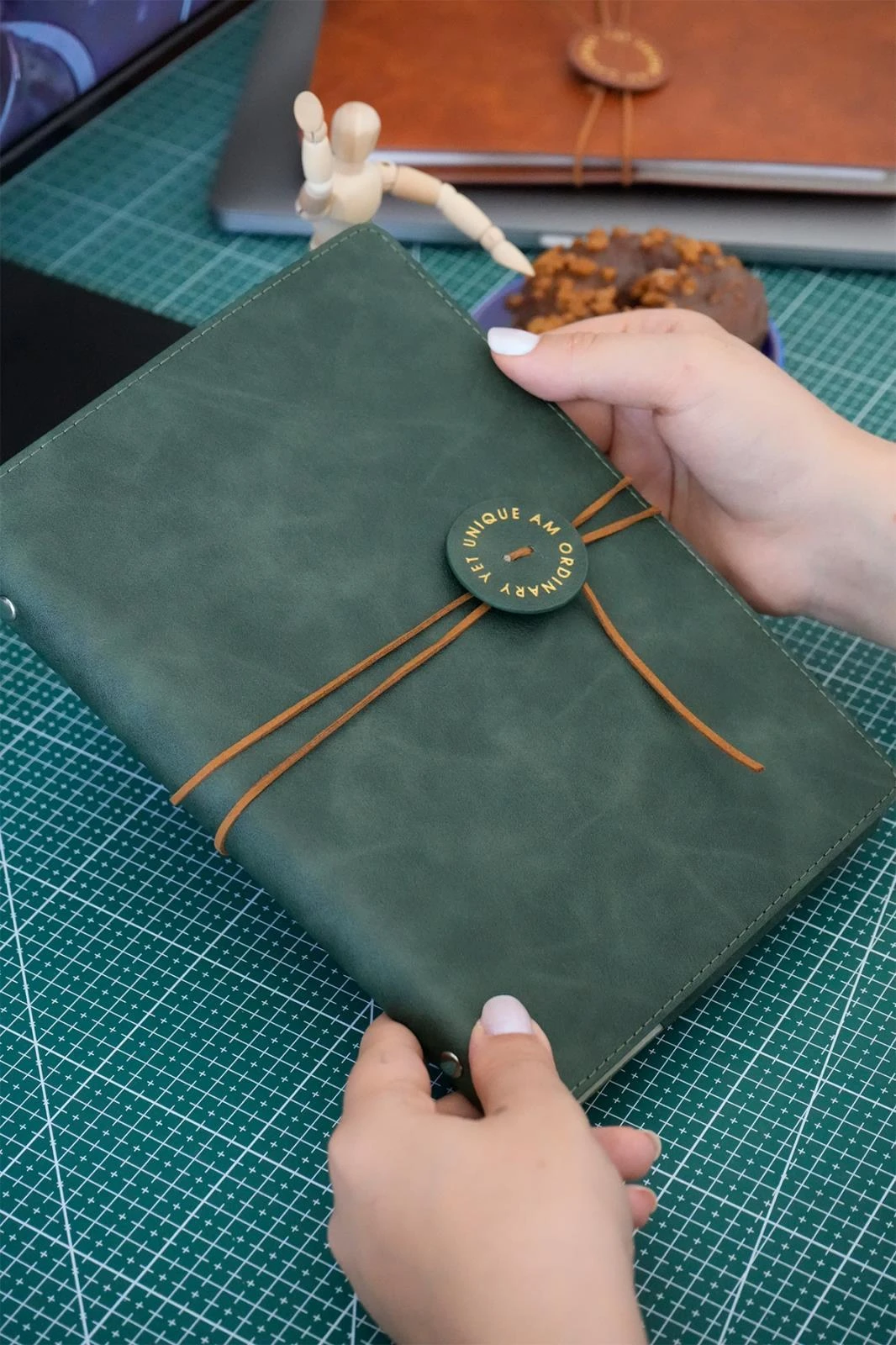 Victoria's Journals A5 Mekanizmalı Vegan Kapaklı Defter.100 gr. 160 sayfa.Çizgili