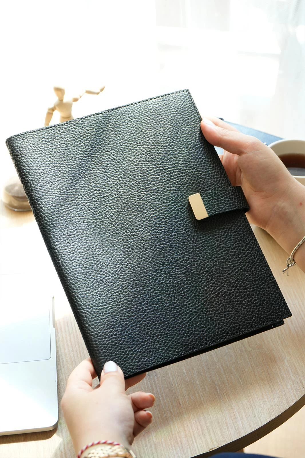 Victoria's Journals Executive Vegan Deri Defter. 19x25 cm. 100 gr. 176 sayfa. Kenar Yaldızlı Siyah Hover