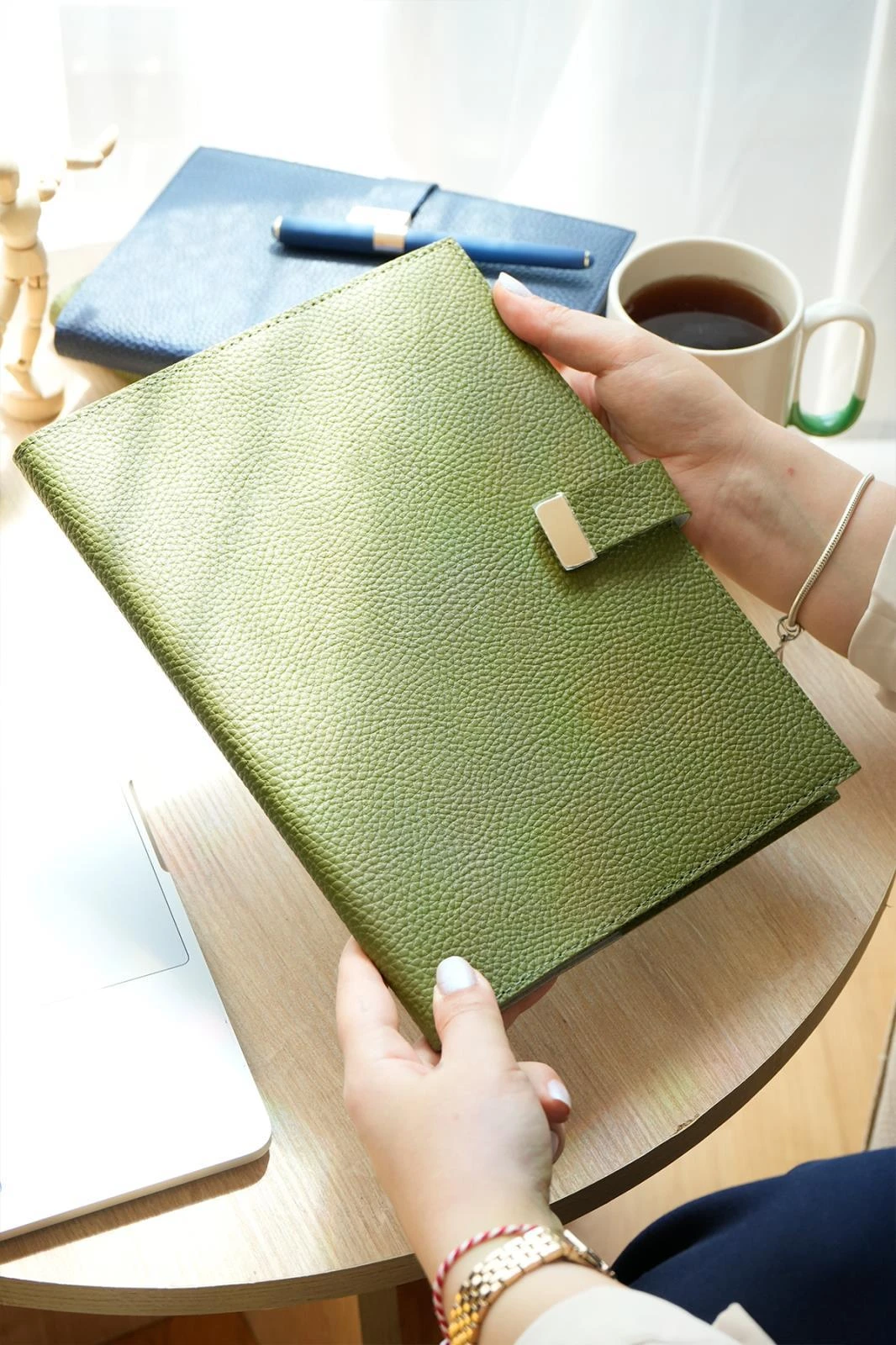 Victoria's Journals Executive Vegan Deri Defter. 19x25 cm. 100 gr. 176 sayfa. Kenar Yaldızlı Yeşil Hover