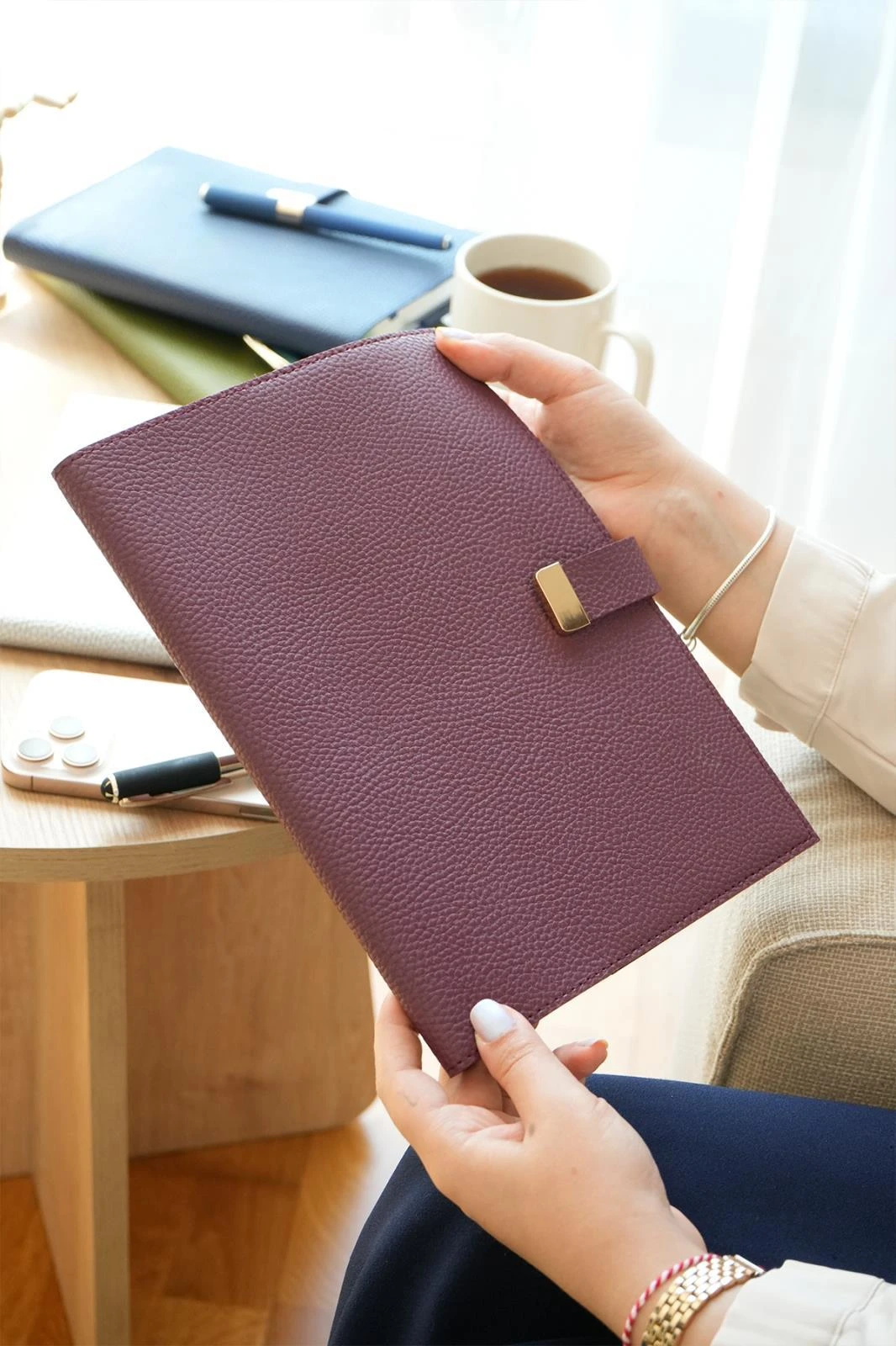 Victoria's Journals Executive Vegan Deri Defter. 19x25 cm. 100 gr. 176 sayfa. Kenar Yaldızlı Bordo