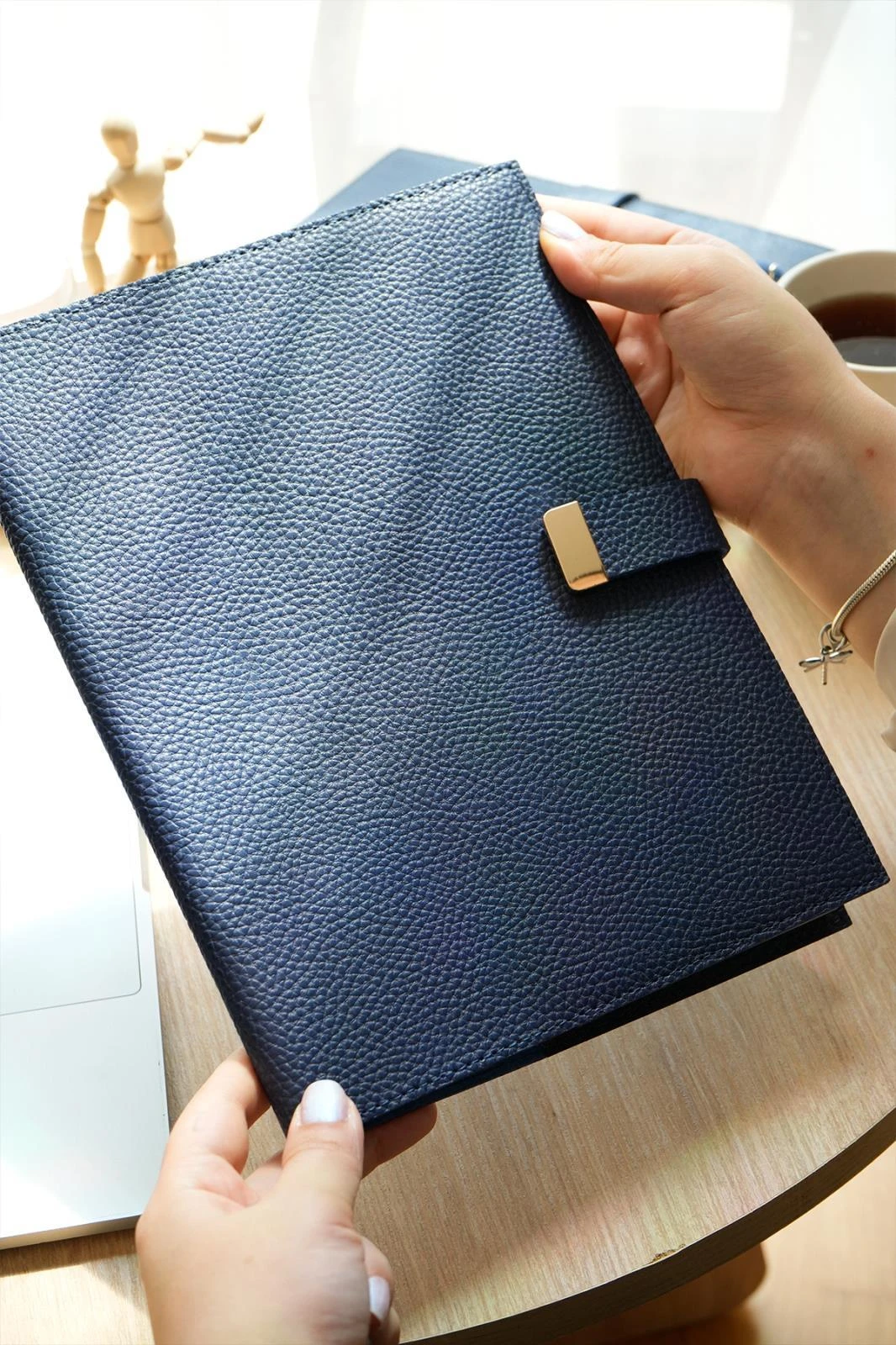 Victoria's Journals Executive Vegan Deri Defter. 19x25 cm. 100 gr. 176 sayfa. Kenar Yaldızlı Lacivert