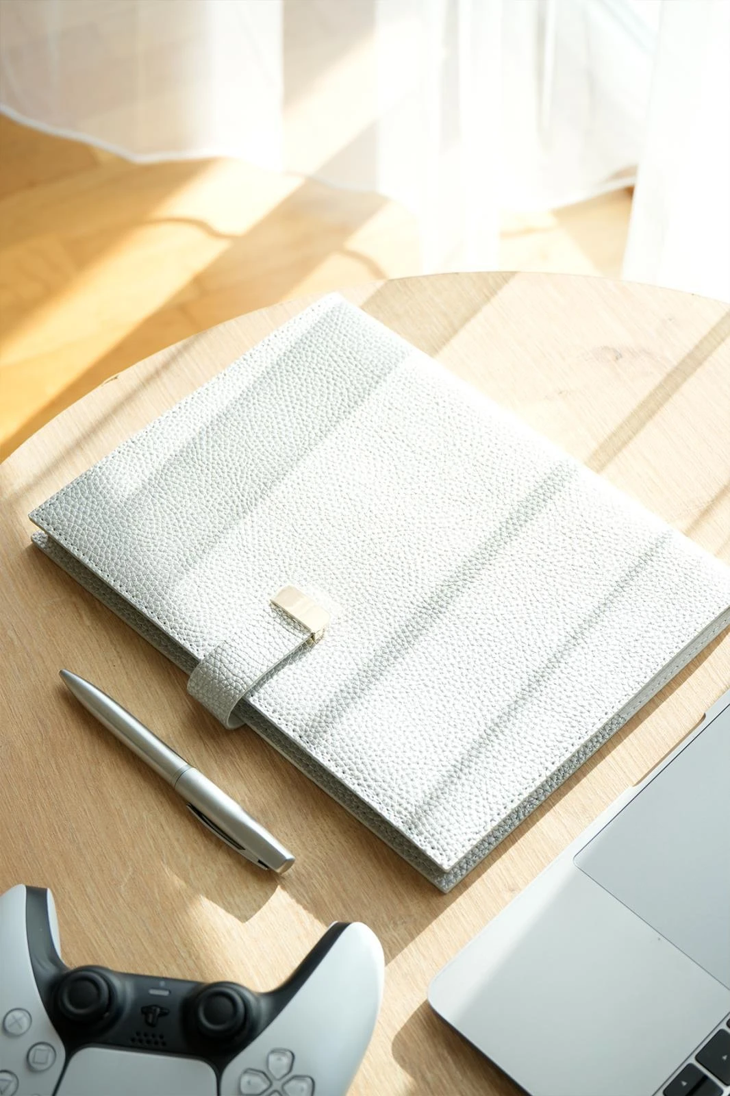 Victoria's Journals Executive Vegan Deri Defter. 19x25 cm. 100 gr. 176 sayfa. Kenar Yaldızlı Gümüş Hover