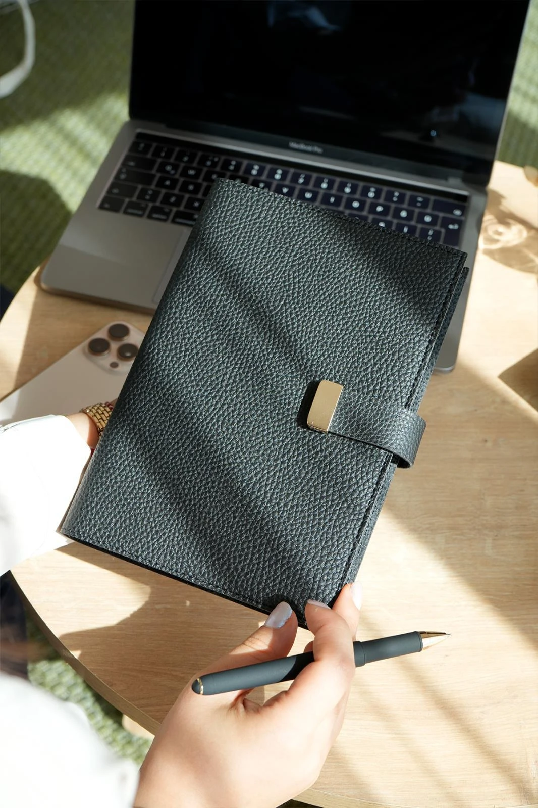 Victoria's Journals Executive Vegan Deri Defter. A5. 100 gr. 240 sayfa. Kenar Yaldızlı Siyah