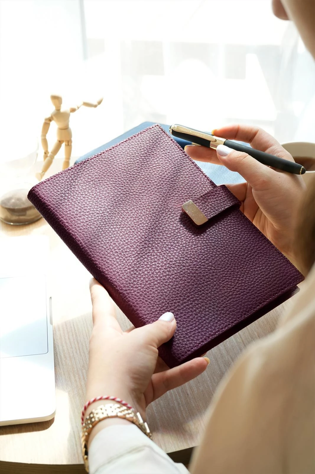 Victoria's Journals Executive Vegan Deri Defter. A5. 100 gr. 240 sayfa. Kenar Yaldızlı Bordo