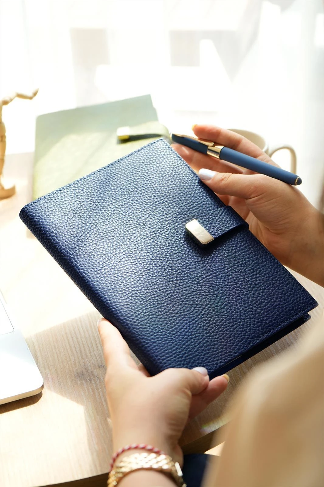 Victoria's Journals Executive Vegan Deri Defter. A5. 100 gr. 240 sayfa. Kenar Yaldızlı Lacivert