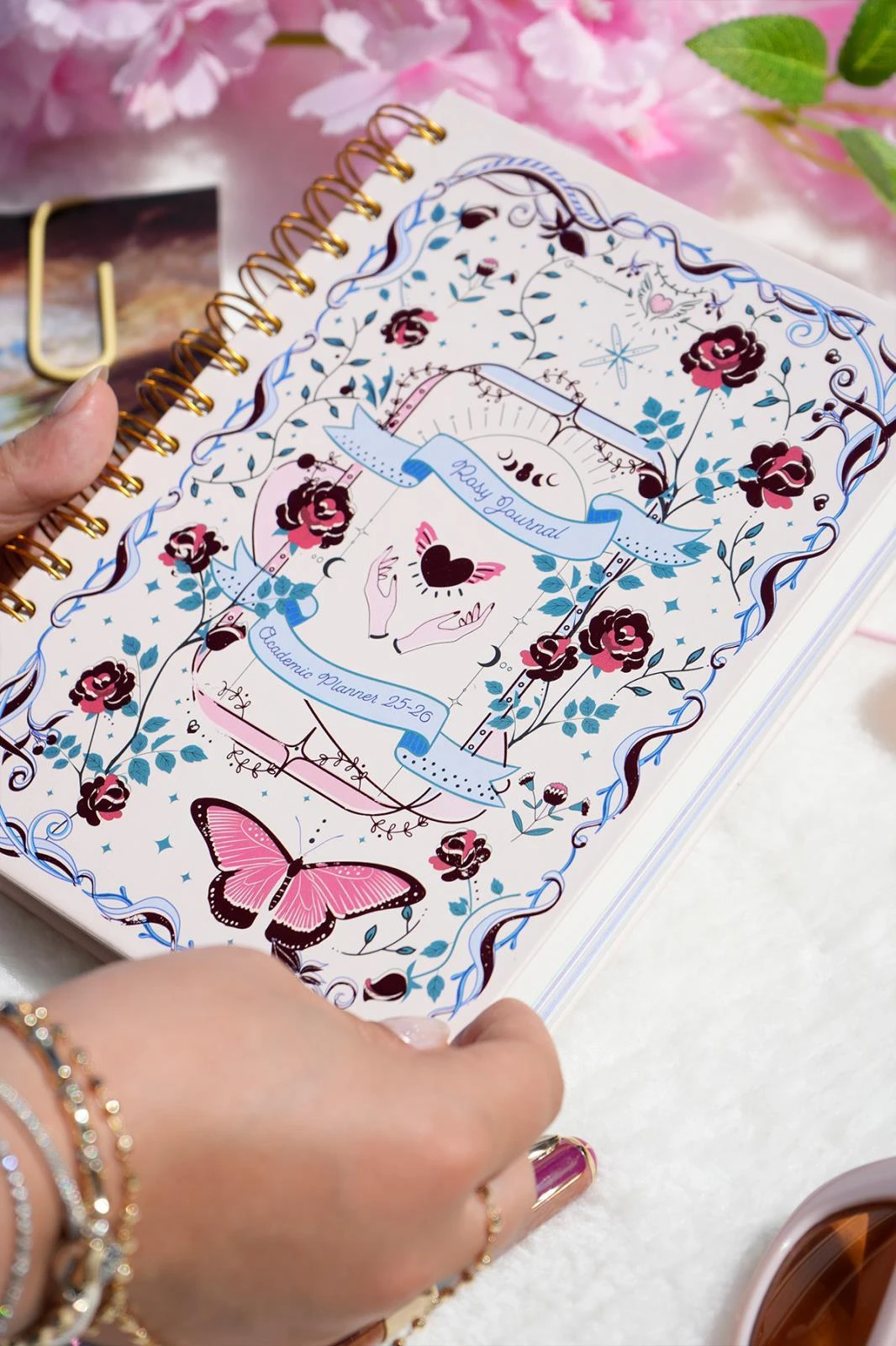Victoria's Journals Rosy Spell Kırmızı Güllü A5 Spiralli Akademik Ajanda 2025-2026 - Motivasyon Sayfalı