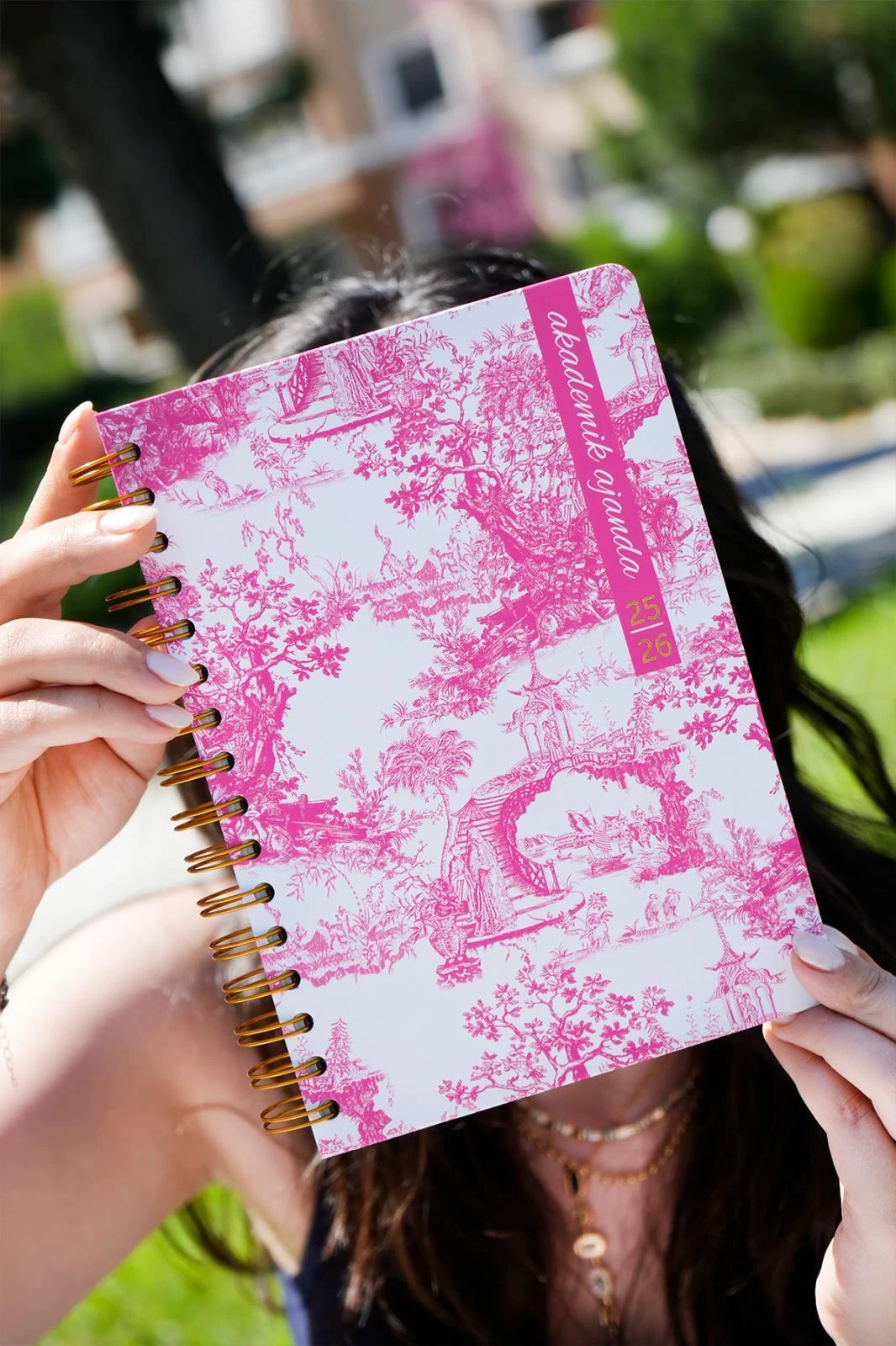 Victoria's Journals Parisienne Pembe Klasik Desenli A5 Spiralli Akademik Ajanda 2025-2026 - Motivasyon Sayfalı